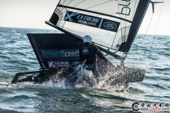 路虎**品牌大使 HANNAH WHITE創(chuàng)造吉尼斯世界紀錄_1.JPG