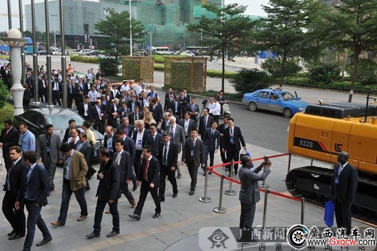 2015柳工全球經(jīng)銷商年會(huì)召開 300多名經(jīng)銷商出席